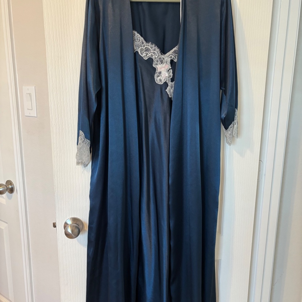 Oscar de La Renta Long night gown and robe - Picture 3 of 3
